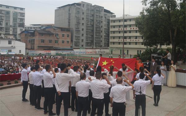 茶坝中学开展庆祝中华人民共和国成立70周年“红歌”比赛
